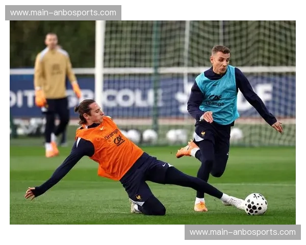 法国队孔德萨利巴于帕梅卡诺 防线组合兼具力量与出球